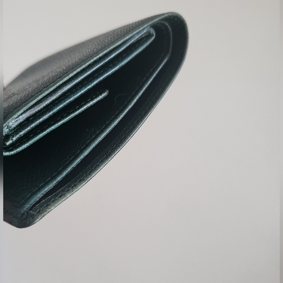 Louis Vuitton Green Taiga Leather Men's Bi-fold Wallet - Picture 3 of 7